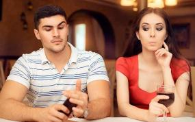 Image result for revisar celular de pareja